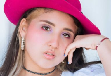 Milena Warthon, el joven rostro del pop andino, presenta ‘Agua de mar’ [VIDEO]