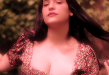 Melancolía, sol y atardeceres: Fernanda Perochena presenta “Verano Infierno”