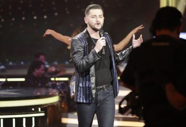 VIDEO | Nico Strauss llega a la escena con “Un Beso y Una Flor”