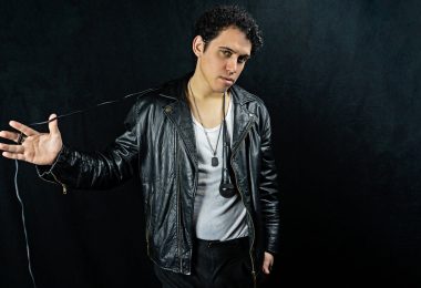 El cantautor peruano Andrew Grey anuncia su retorno a la escena musical