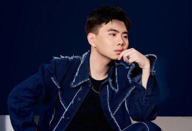 VIDEO | Kiey regresa con un sencillo de pop minimalista y melancólico: «White Boy I Sat Next To On The Plane»