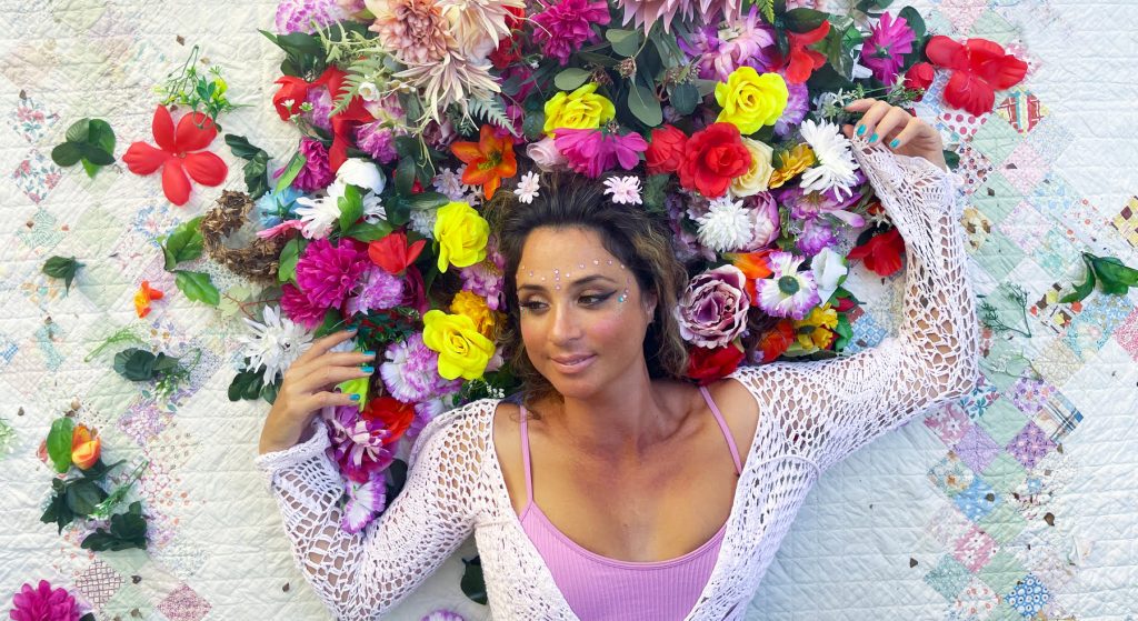 Lucy Gallant sana armónicamente con su última canción «Love» Lucy Gallant sana armónicamente con su última canción «Love»