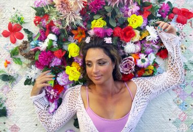 Lucy Gallant sana armónicamente con su última canción «Love» Lucy Gallant sana armónicamente con su última canción «Love»