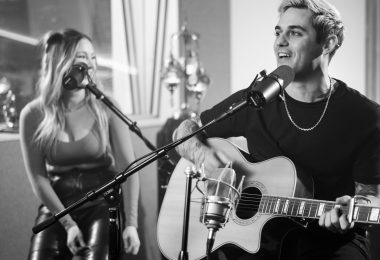 VIDEO | Cam Wales: La nueva voz del pop punk californiano lanza versión acústica de «Round Here»
