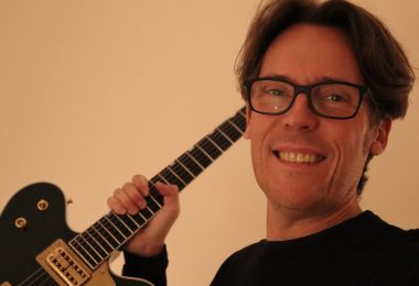 VIDEO | Bikini Test Failure regresa con «Uncomplimentary»: El nuevo sencillo de James Hill