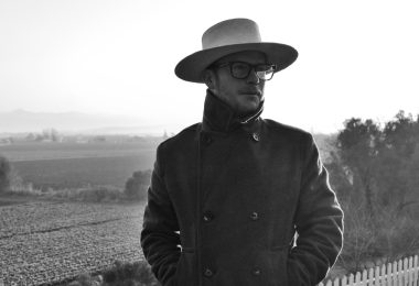 Casey Frazier deslumbra con «Lights At The Bar», una joya musical del álbum Regal