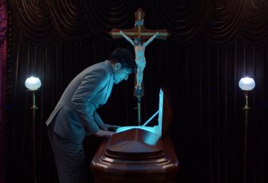 VIDEO | Nicolás Duarte asiste a su propio velorio en el videoclip «Cuando Estemos Muertos»