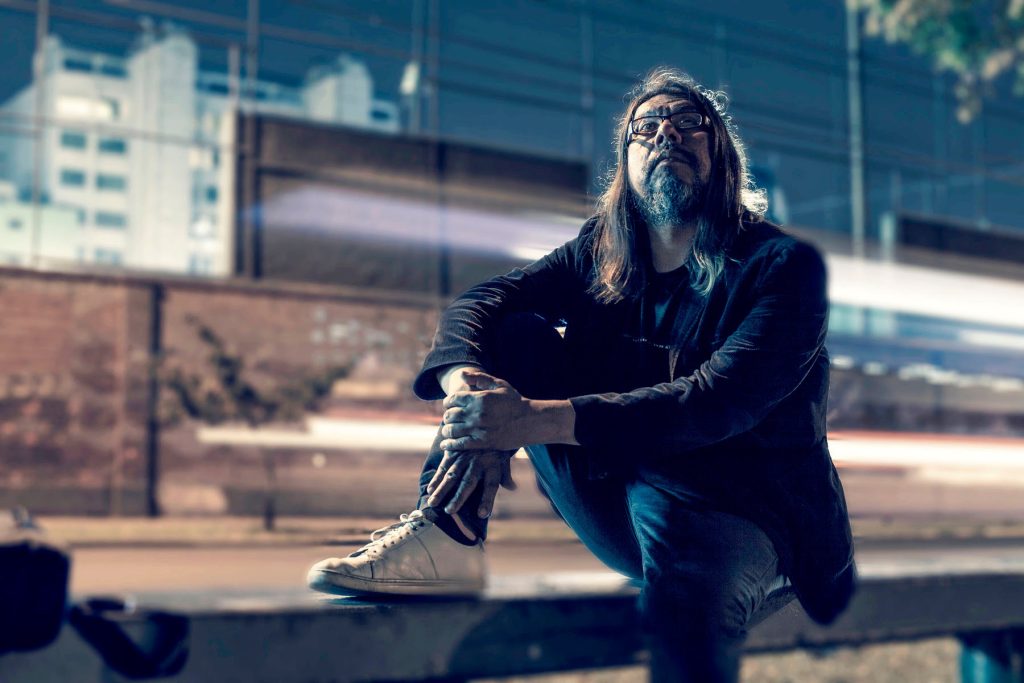 Carlos Huamán Chávez debuta en el circuito literario independiente con una narrativa explícita llena de música en la Lima de los noventa