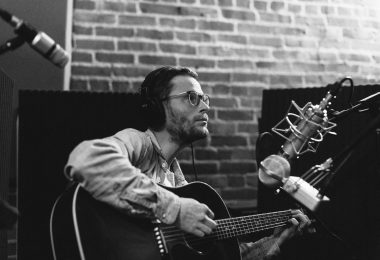 Casey Frazier: La Música Americana que Celebró las Raíces Familiares con «The Family Tree»