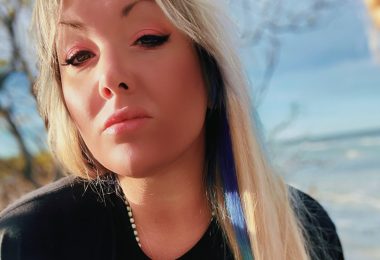 Mia K lanzó su nuevo sencillo «About A Girl», una oda a los amores perdidos y al paso del tiempo