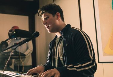 Charlie Kogen lanza su nuevo sencillo «Comfort in the Pain»
