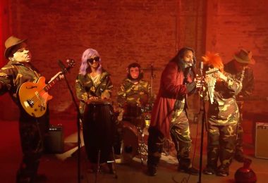 Zircon Skyeband lanza «Must Be Feeling In Love», una emotiva oda al romance
