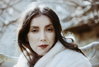 VIDEO | Nessi Gomes lanza ‘Morning Mirrors’: un llamado a desafiar la feminidad tóxica