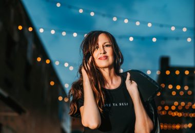 VIDEO | Cathleen Ireland, la cantautora de Pittsburgh, nos invita a escapar de la rutina con su canción premiada «Drive»