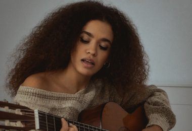 Jacheline lanza su nuevo sencillo “Se fue el tiempo contigo”: un viaje emocional a través del contraste de sentimientos en una ruptura