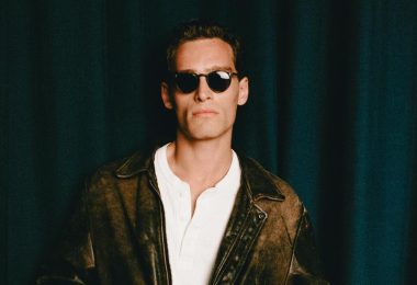 MADNIK presenta «Rainy Days at Home»: Un EP de versiones íntimas con «Be Here to Love Me» como protagonista