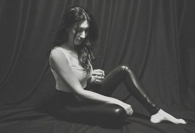 Willow Saan irrumpe en la escena musical con “WAR”, una balada intensa que explora los conflictos del alma