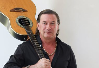 VIDEO | Rip Gerber rinde homenaje a un amigo en “Mister Happy”, un himno inspirado en Burning Man