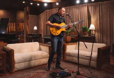 VIDEO | Brambila presenta “Hay algo en ti”, una historia real hecha canción
