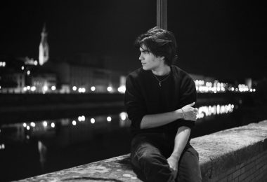 VIDEO | Simón Villamizar debuta con “Cave”, una balada moderna y perturbadora que marca su entrada a la escena musical