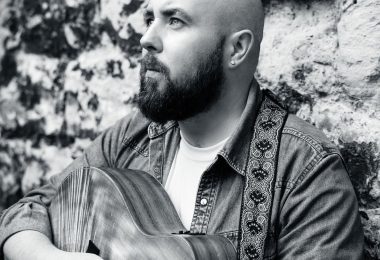 Stephen McCafferty presenta “Rubber Glove”, un homenaje al pop guitarrero de los 90