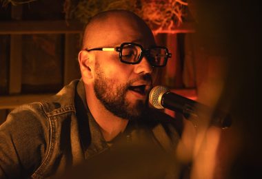 VIDEO | Jhorman Zapata, el Caballero de la Canción Latina, invita a “Sal a la Calle” en su nuevo sencillo