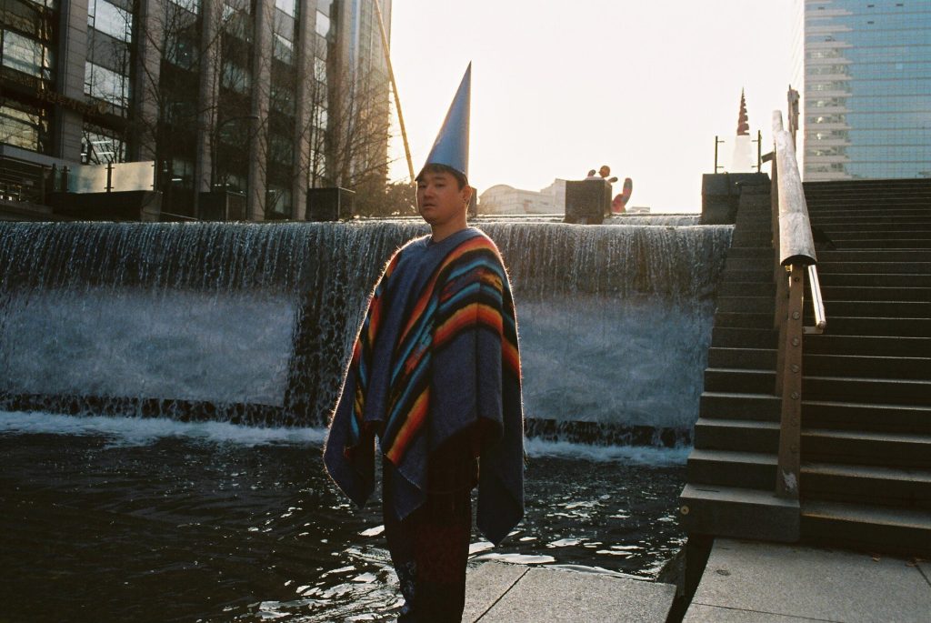 VIDEO | Senior Dunce debuta con “City Centre”: una vibrante oda a la vida urbana y a quienes se sienten fuera de lugar