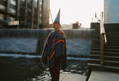 VIDEO | Senior Dunce debuta con “City Centre”: una vibrante oda a la vida urbana y a quienes se sienten fuera de lugar
