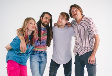 VIDEO | Attaboy lanza “Lost in Time”: un himno synth-pop que invita a vivir el presente