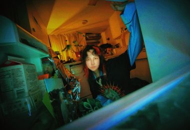 VIDEO | Psyclo lanza «Everybody Sucks», un himno de autenticidad y autoafirmación