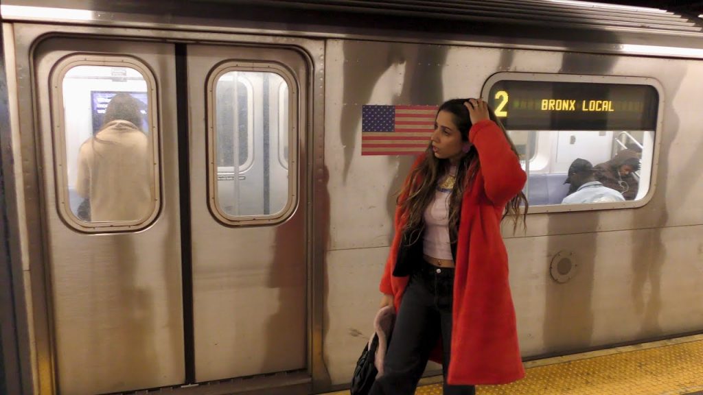 VIDEO | Miss Galactica presenta “Espejos”: un himno al amor imperfecto con esencia retro