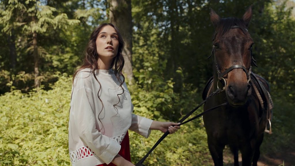 VIDEO | Sarah Betshabaz estrena «Chance», una balada pop que invita a la reflexión y la esperanza