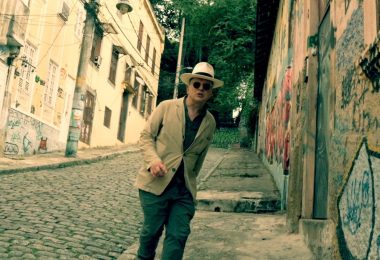 VIDEO | Mark Nevin lanza “Humility With Style”: una sátira musical sobre la moralidad de las redes sociales