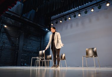 LA IRA Producciones presenta “Daño”: la obra que expone la obsesión por las redes sociales