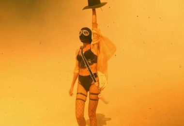 VIDEO | World Without Humans estrena “Gentler Times” con un poderoso videoclip que celebra el amor en medio del apocalipsis