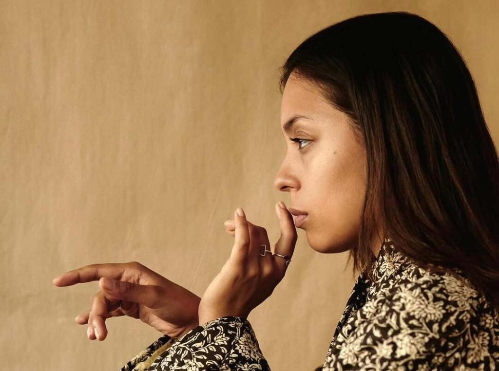 “Motherhood”: Enia Sa firma un retrato íntimo sobre la maternidad, la memoria y el legado