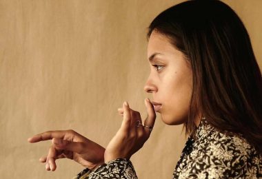 “Motherhood”: Enia Sa firma un retrato íntimo sobre la maternidad, la memoria y el legado