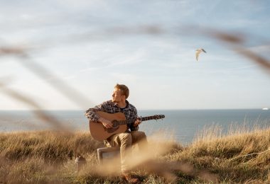 VIDEO | Matt Gombau presenta “Little Bird”, una emotiva canción dedicada a la paternidad