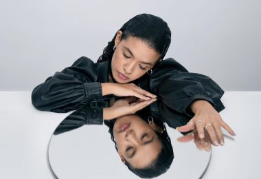 Jacheline presenta “No te vayas por favor”, una balada íntima que convierte la súplica en emoción universal