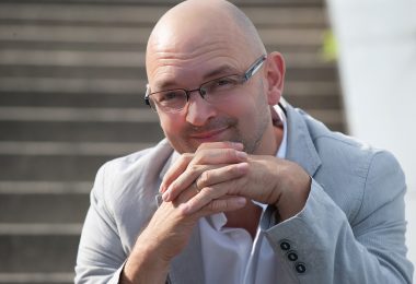 Robert Marteau debuta en la música con “Die Zeit”, una propuesta de reflexión social y sensibilidad emocional