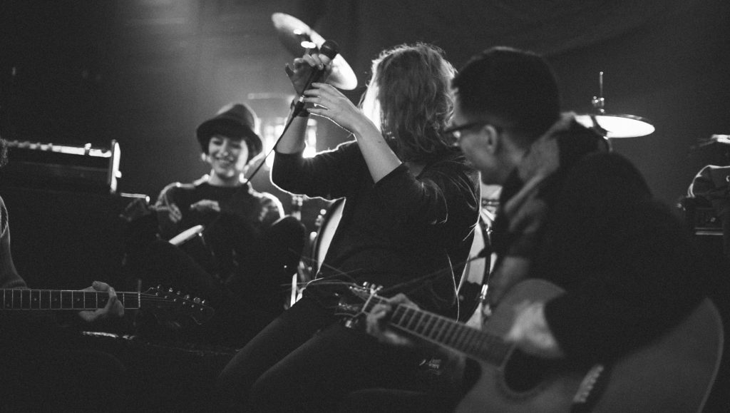 VIDEO | The Iddy-Biddies lanzan “The World Inside”, un viaje indie-folk hacia la introspección