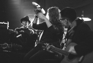 VIDEO | The Iddy-Biddies lanzan “The World Inside”, un viaje indie-folk hacia la introspección