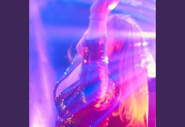 T1NΔ presenta “Weil ich liebe”, un nuevo sencillo que refuerza su identidad en el pop alemán contemporáneo