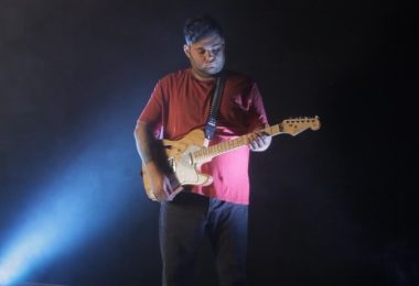 VIDEO | Oliver Nolan y “In the Wrong Hands”: una crítica folk-rock al abuso de poder y la manipulación religiosa