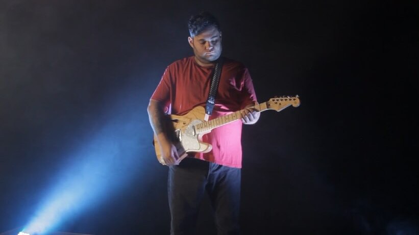 VIDEO | Oliver Nolan y “In the Wrong Hands”: una crítica folk-rock al abuso de poder y la manipulación religiosa VIDEO | Oliver Nolan y “In the Wrong Hands”: una crítica folk-rock al abuso de poder y la manipulación religiosa