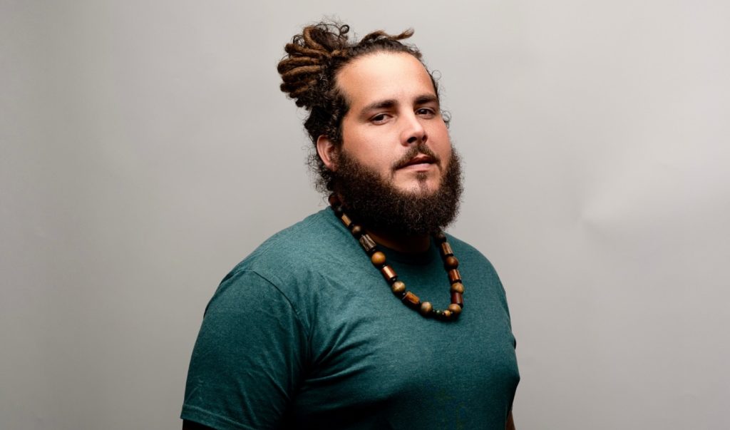 VIDEO | Caleb Hart presenta “Golden Child (Remix)”, una celebración de soul caribeño y vibra veraniega
