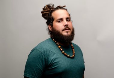 VIDEO | Caleb Hart presenta “Golden Child (Remix)”, una celebración de soul caribeño y vibra veraniega