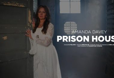 VIDEO | “Prison House”: Amanda Davey consolida su propuesta rock con un mensaje de redención y libertad espiritual
