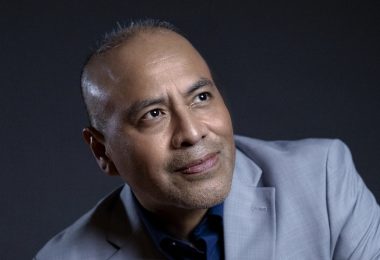 Philip Mason debutó en español con “En Mi Corazón”, una balada pop-latina sobre el amor perdido