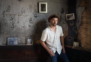Eli Lev lanzó Past Lives y destaca “My Wish Was You”, una de las canciones más íntimas del álbum